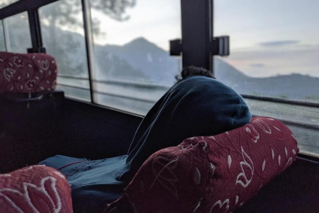 Passageiro descansando nas férias ao escolher viajar de ônibus com a Pássaro Marron.