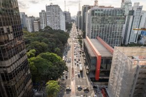 Vista aérea da Avenida Paulista e do MASP na cidade de São Paulo, Brasil