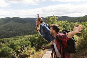 O que fazer em Queluz: imagem mostra casal de viajantes curtindo paisagem para montanhas