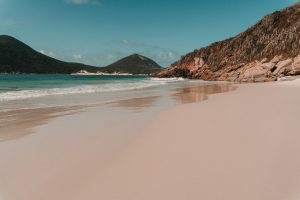 Praias desertas em sp: imagem mostra praia vazia