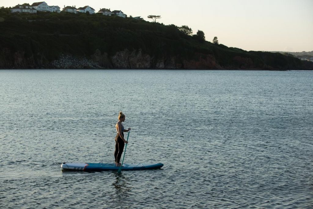 mulher fazendo esporte aquático em boiçucanga