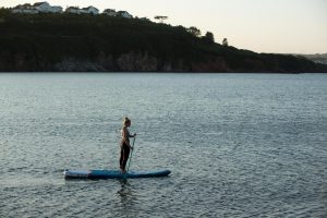 mulher fazendo esporte aquático em boiçucanga
