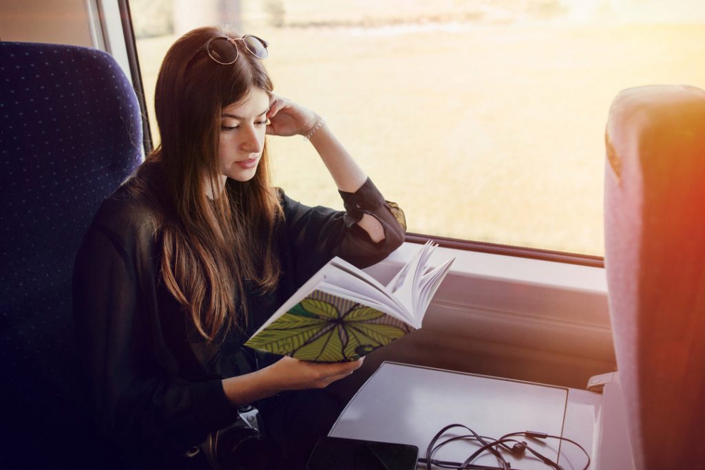 jovem lendo e pensando no tempo de viagem