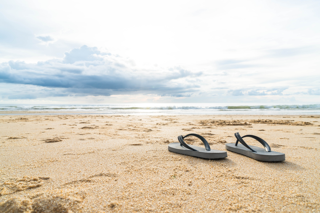 sandálias na areia da praia de são sebastião