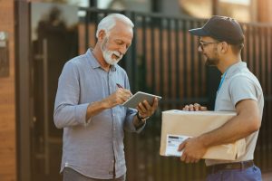 homem recebendo encomenda com experiência personalizada de envio