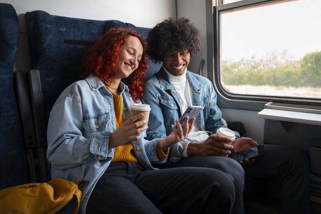 jovens viajando com seguro viagem