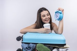 jovem se preparando para uma viagem de última hora