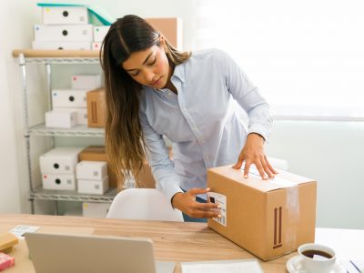 jovem trabalhando na entrega de encomendas embalando bem